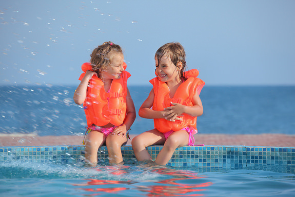 5 brincadeiras na piscina para fazer com as crianças - Equipamentos Para  Piscinas