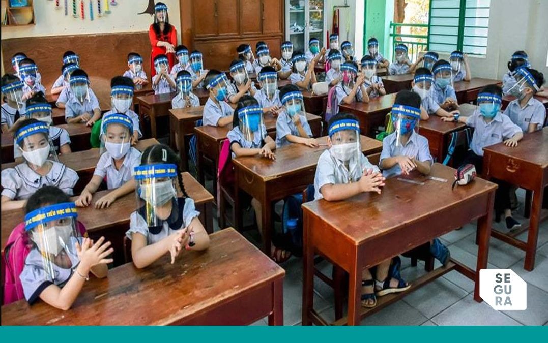 criança deve usar máscara ou escudo na escola?